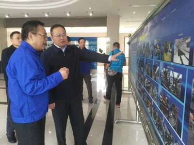黃石市委副書記、市長(zhǎng)吳錦，市政府黨組成員、辦公室主任張育英在下陸區(qū)區(qū)長(zhǎng)郭波的陪同下蒞臨公司調(diào)研